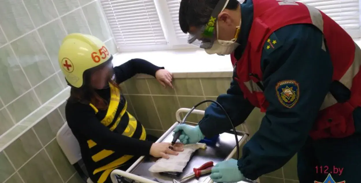 У Брэсце выклікалі МНС, каб зняць пярсцёнкі з пальца цяжарнай жанчыны