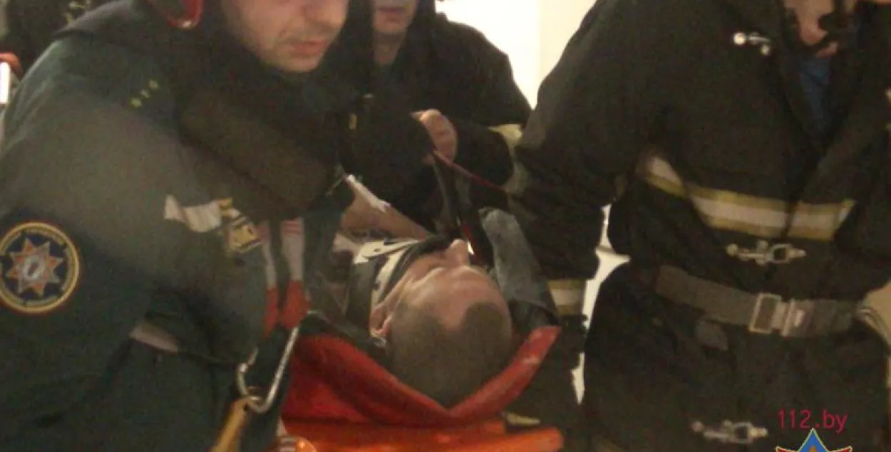 У Мінску мужчына з вышыні пятага паверха ўпаў у шахту ліфта (фота, відэа)