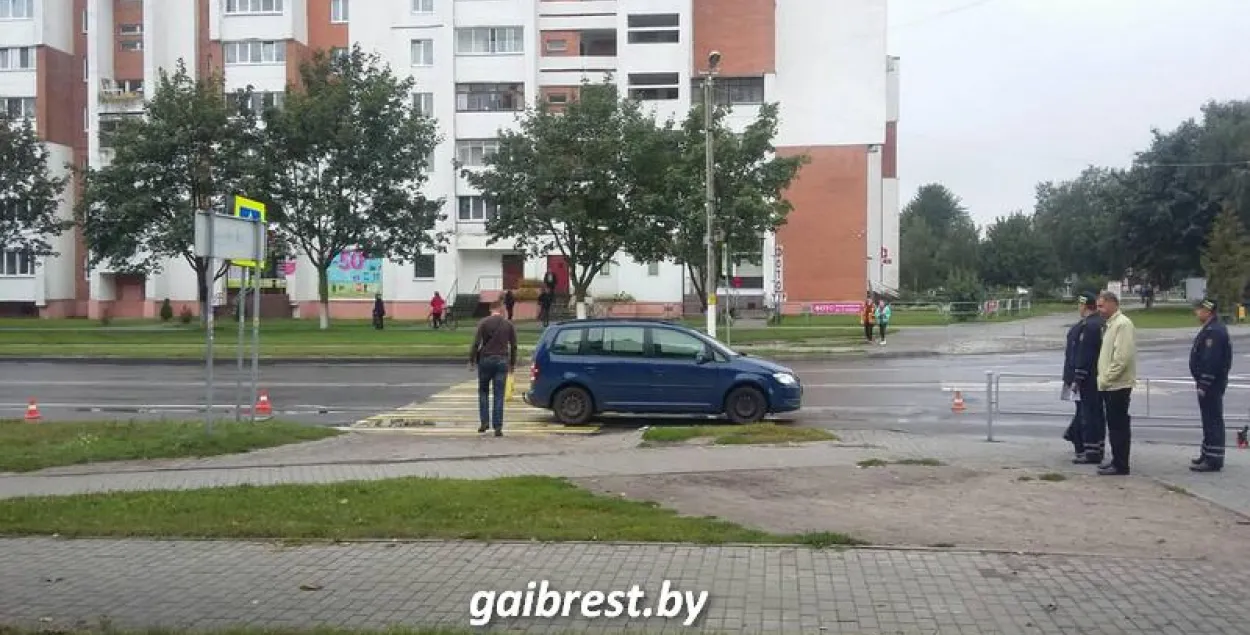 У Пінску аўтамабіль збіў на пераходзе бабулю з унучкай