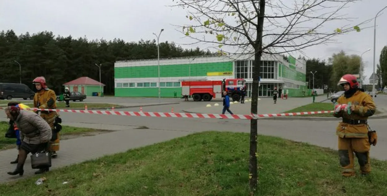 У Пінску жанчына ў чорнай хустцы паведаміла пра мініраванне крамы