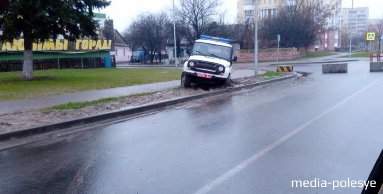 У цэнтры Пінска ў гразі захрас міліцэйскі УАЗ 