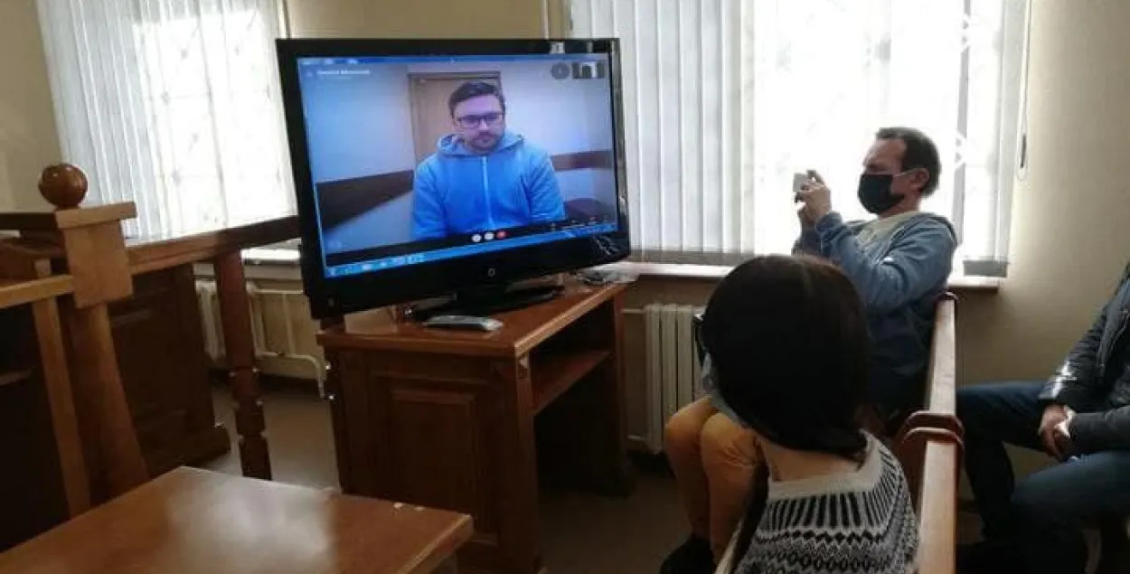 Айцішніку з ЖК "Пірс" прысудзілі 15 сутак за бел-чырвона-белы сцяг на гаўбцы