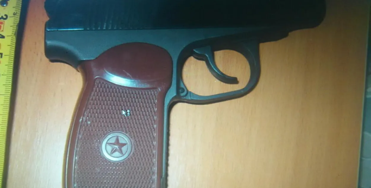 Мужчына з пісталетам напаў на прадавачку крамы ў Мар'інай Горцы