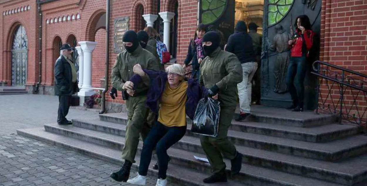У дзень візіту прадстаўніка Ватыкана каля Чырвонага касцёла былі затрыманні