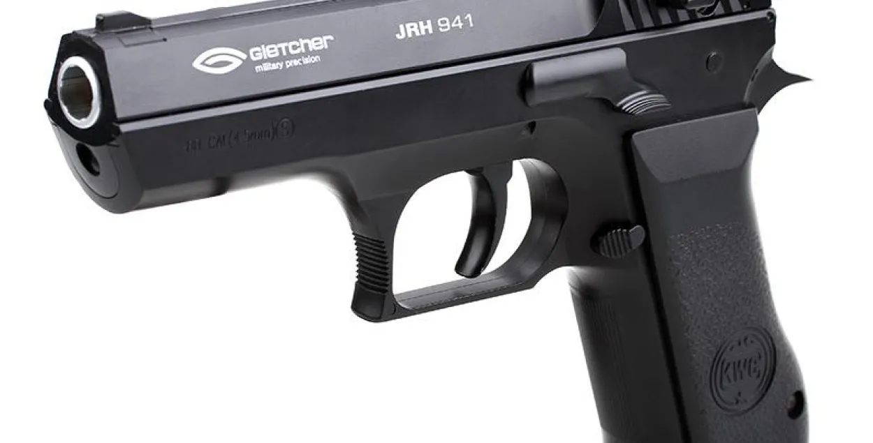 Хлопец з пнеўматычным пісталетам заняўся "выхаваннем" маці сябра і яе сужыцеля