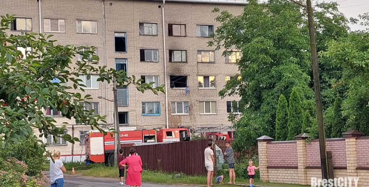 З будынка, дзе адбыўся пажар, былі эвакуяваныя 53 чалавекі / brestcity.com
