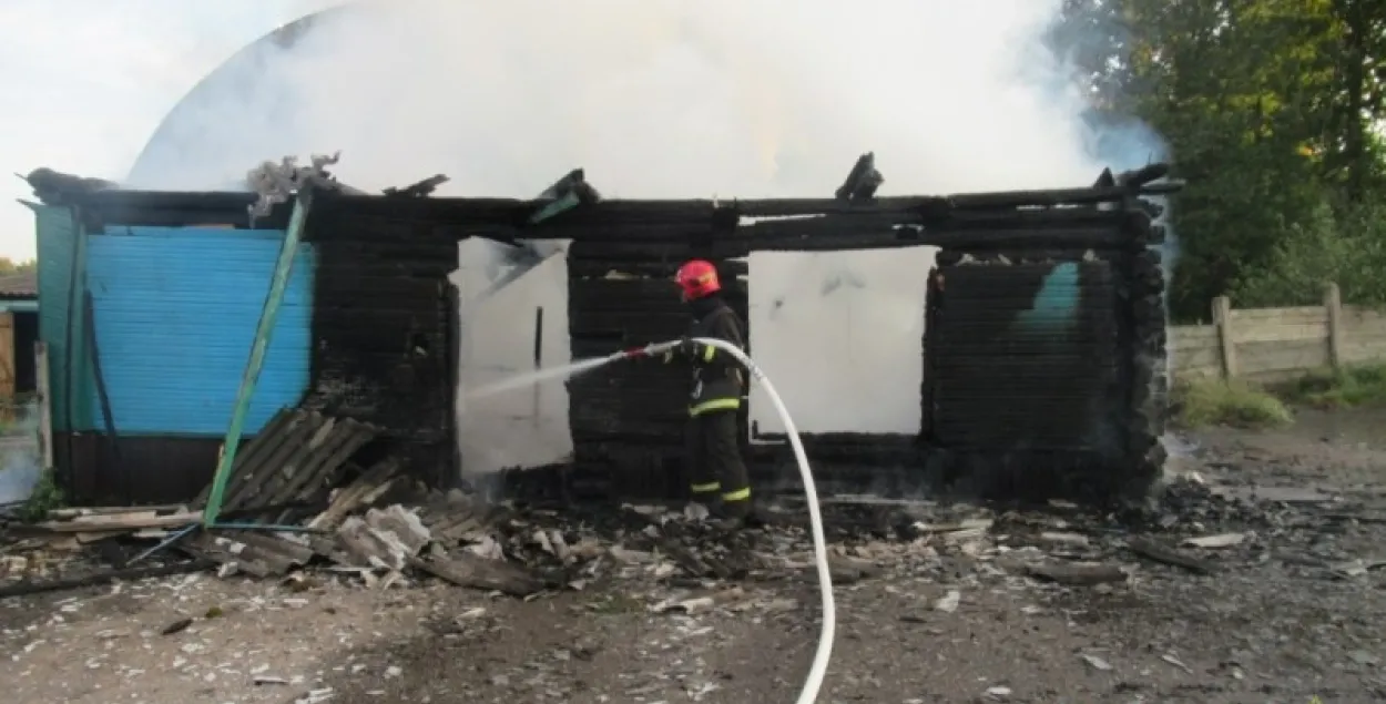На прыватным прадпрыемстве пад Полацкам загарэліся адразу два будынкі