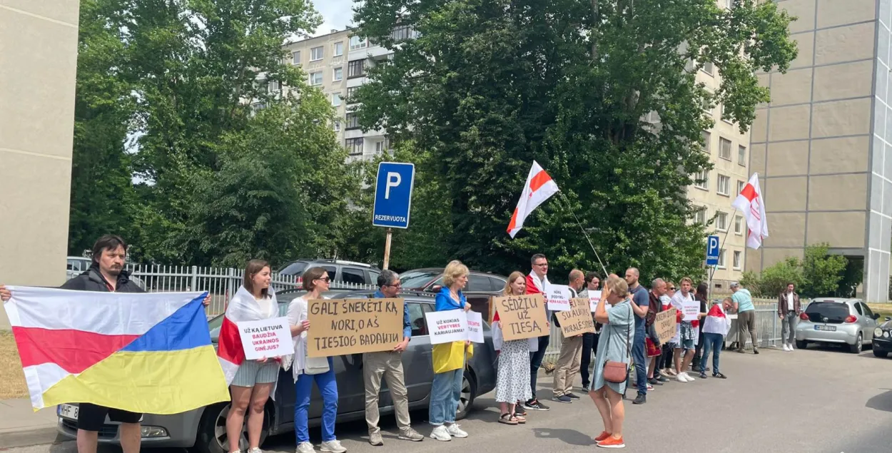Родныя і сябры абвінавачанага ля пракуратуры Літвы / radiounet.fm