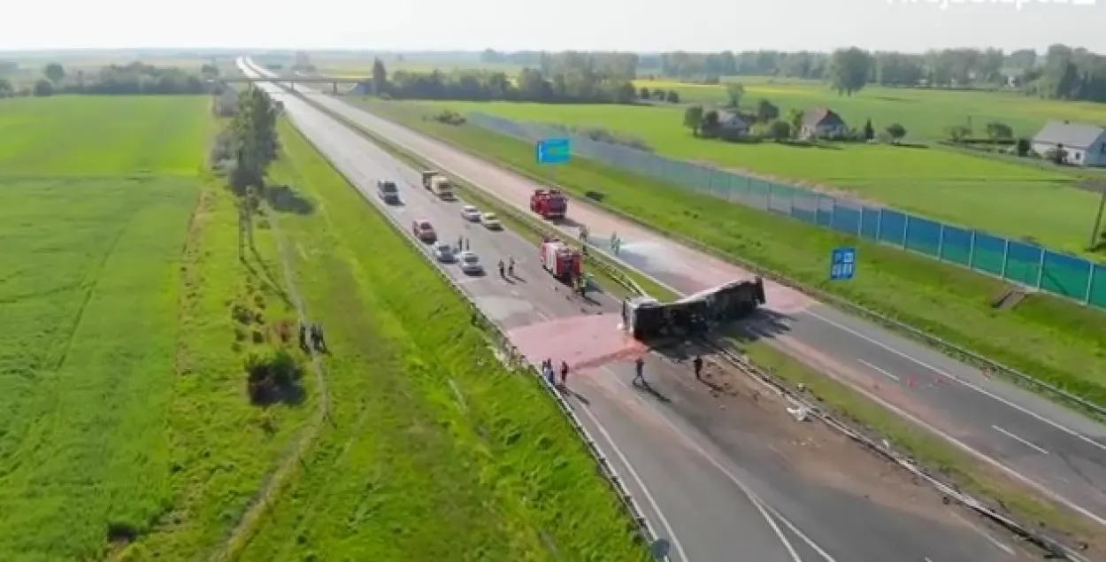 У Польшчы на аўтатрасу выцеклі дзясяткі тон вадкага шакаладу (відэа)