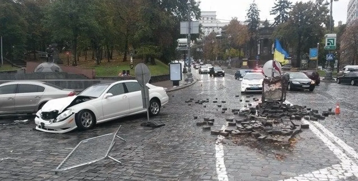 У Кіеве п'яны на "Мерсэдэсе" знес помнік беларусу Жызнеўскаму