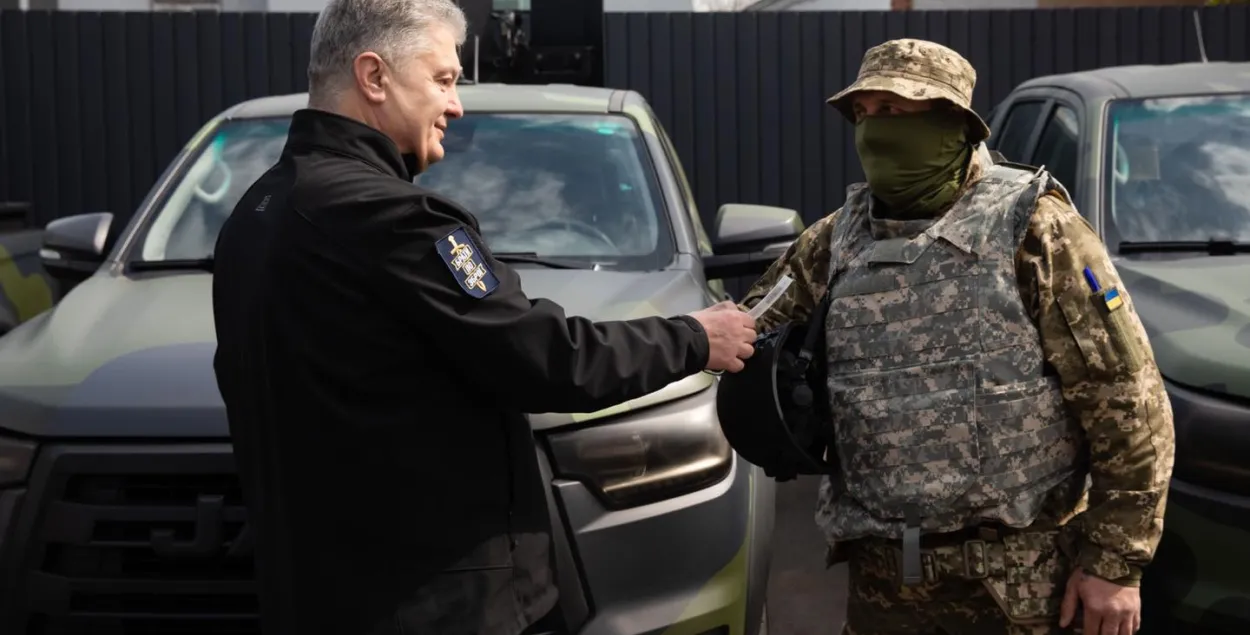 Порошенко после неудачных попыток выехать из Украины обратился к Зеленскому