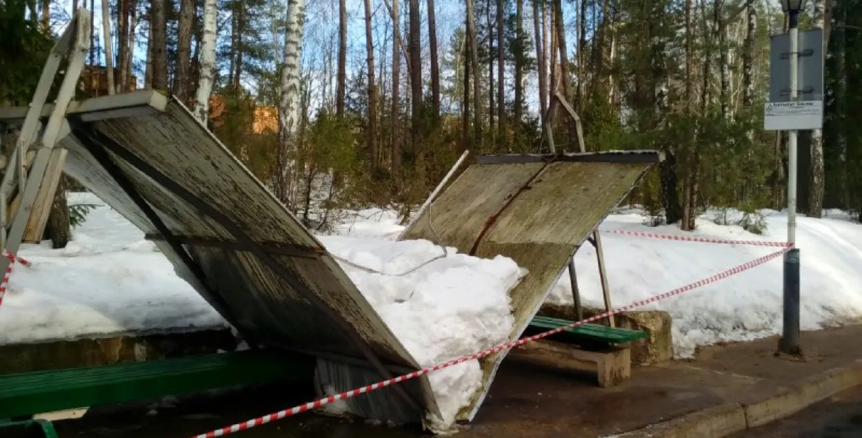 Пад цяжарам снегу ў Мінску абрынуўся дах прыпынку "Інстытут Сосны"