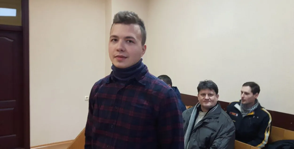 Блогера Пратасевіча аштрафавалі за фатаздымкі на Маршы абураных беларусаў