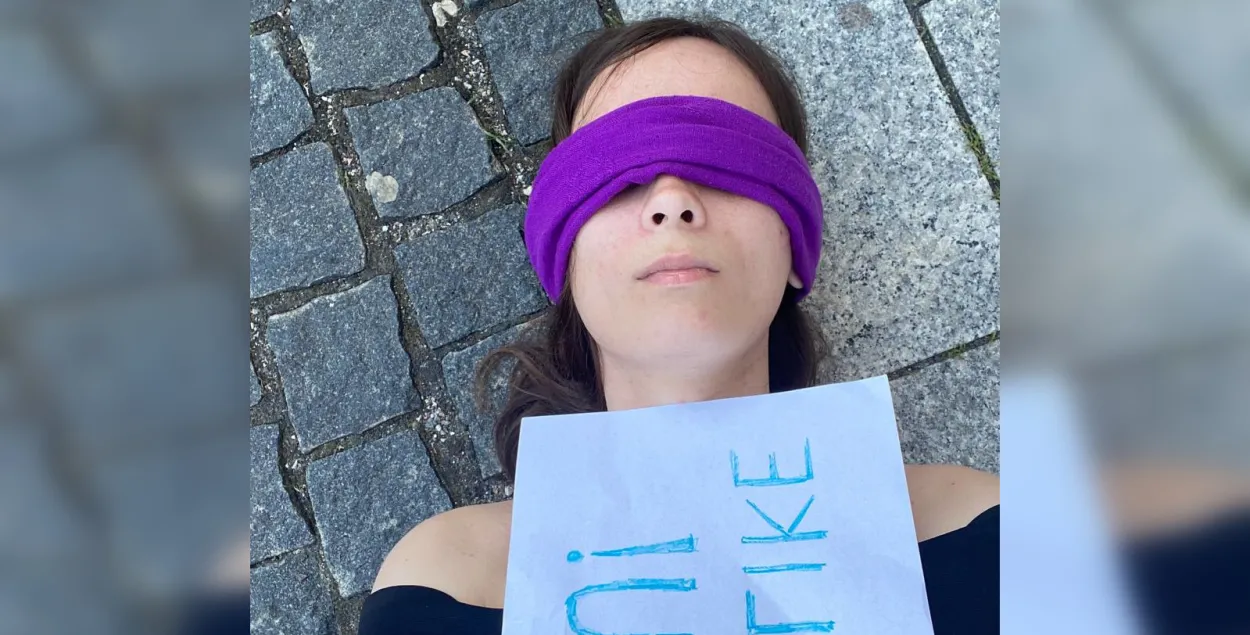 Студэнтка ЕГУ абвясціла сухую галадоўку каля ўніверсітэта