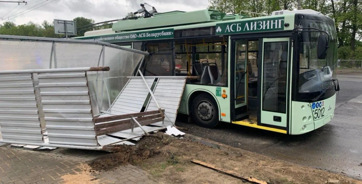 Вецер у Мінску паваліў прыпынак на тралейбус (відэа)
