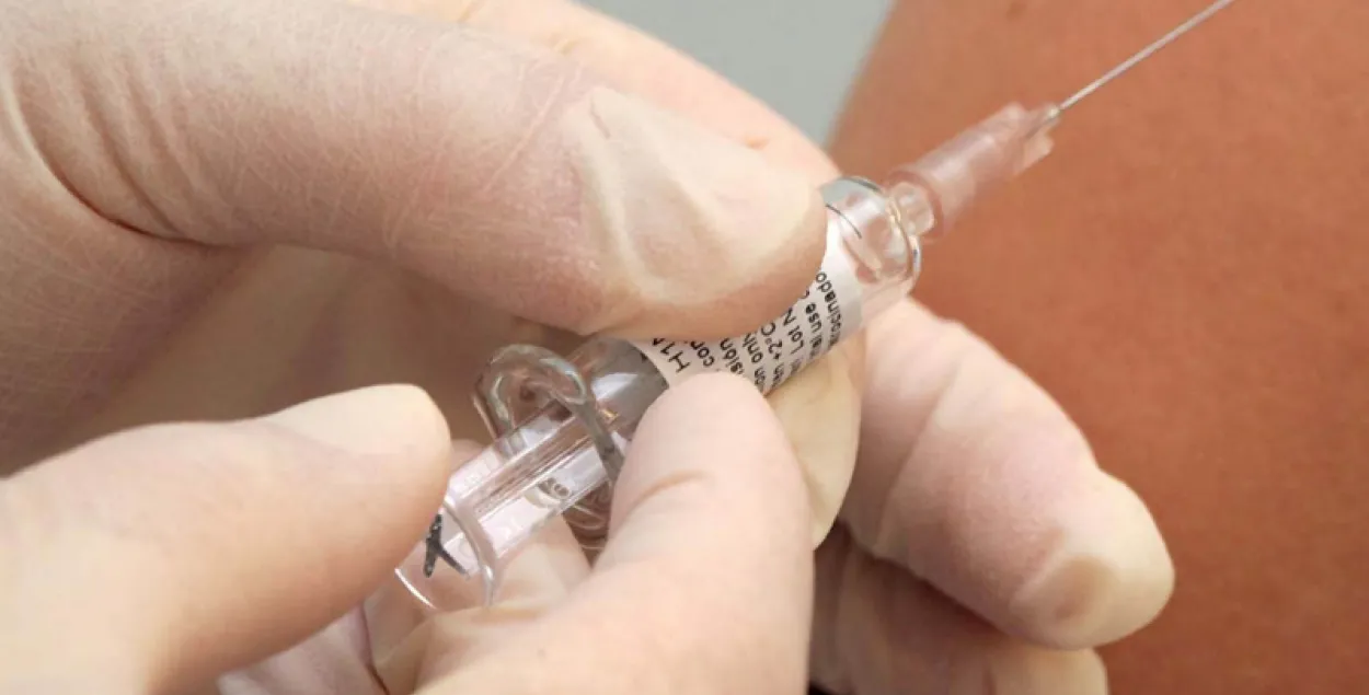 Любанскі доктар "прышчапляў ад грыпу" мёртвых і тых, хто з'ехаў за мяжу