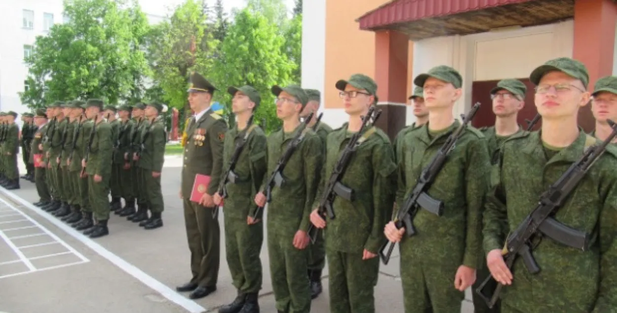 Мінабароны патлумачыла раннюю адпраўку прызыўнікоў у войска