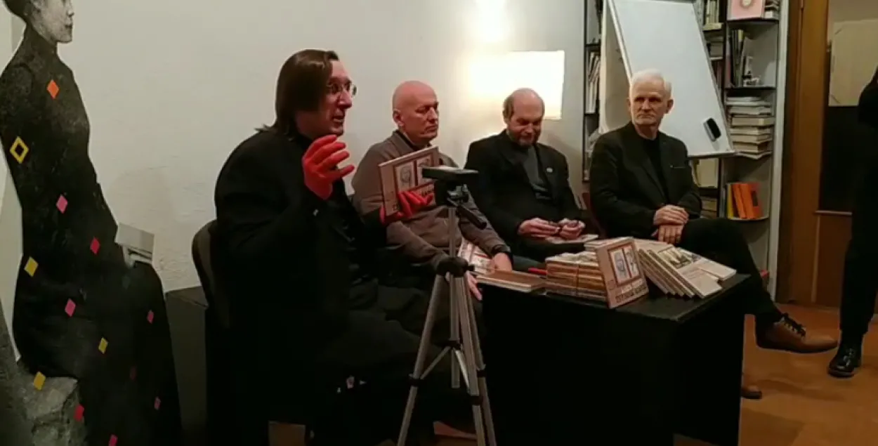 Алесь Пушкин с красными руками / Кадр из видеотрансляции