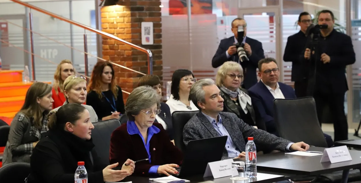 Круглы стол у&nbsp;ПВТ /&nbsp;park.by