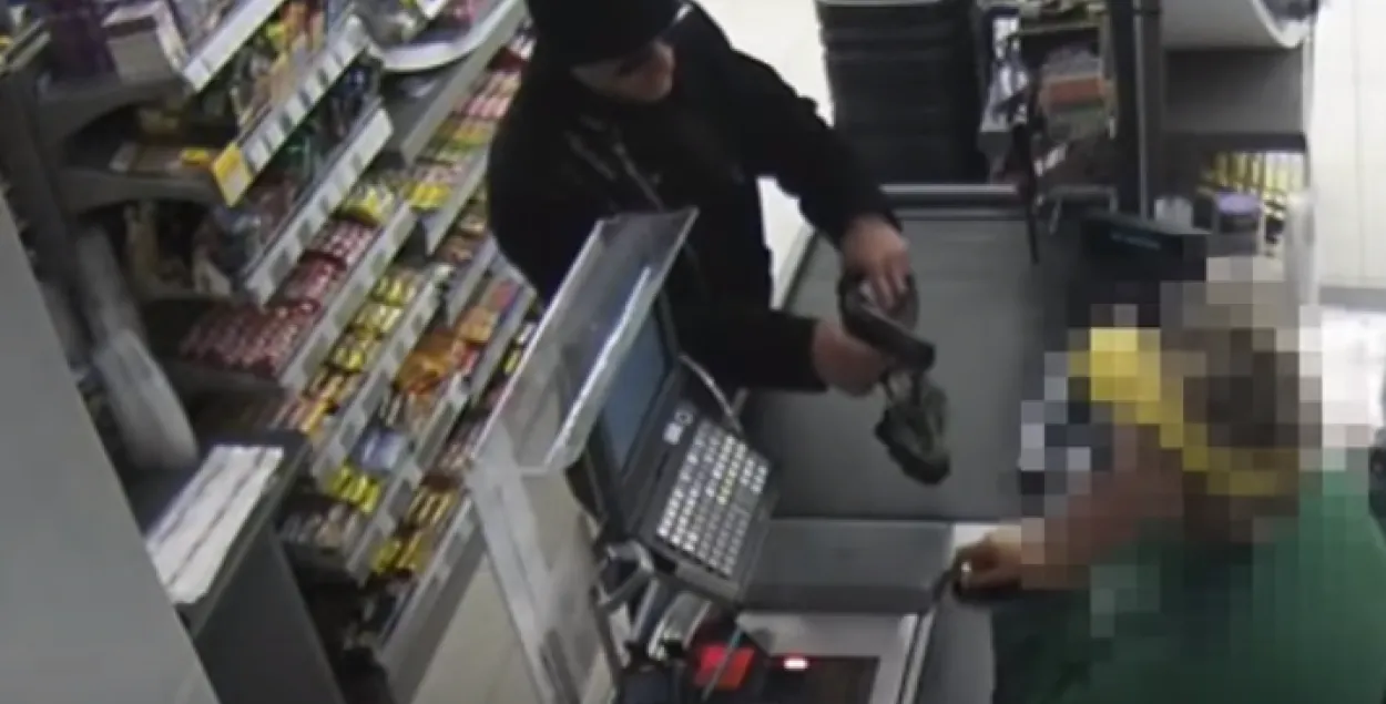 Пабачыўшы рабаўніка, пакупнікі... збіралі піва са стужкі і ішлі да суседняй касы