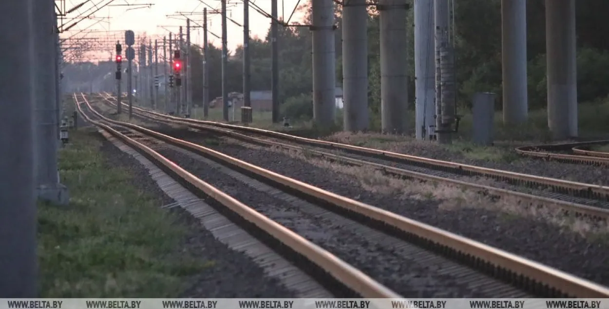 У Магілёўскай вобласці хтосьці пакінуў на рэйках вядро з камянямі / З архіву БЕЛТА