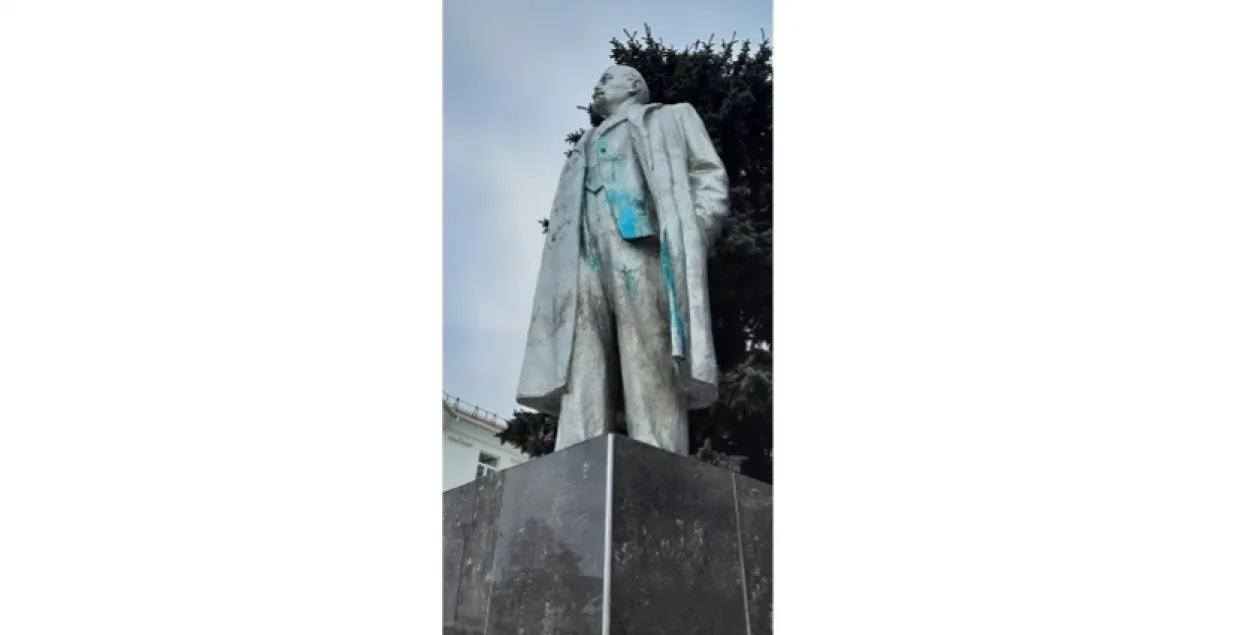 Памятник Ленину в Браславе облили зеленой краской / sk.gov.by