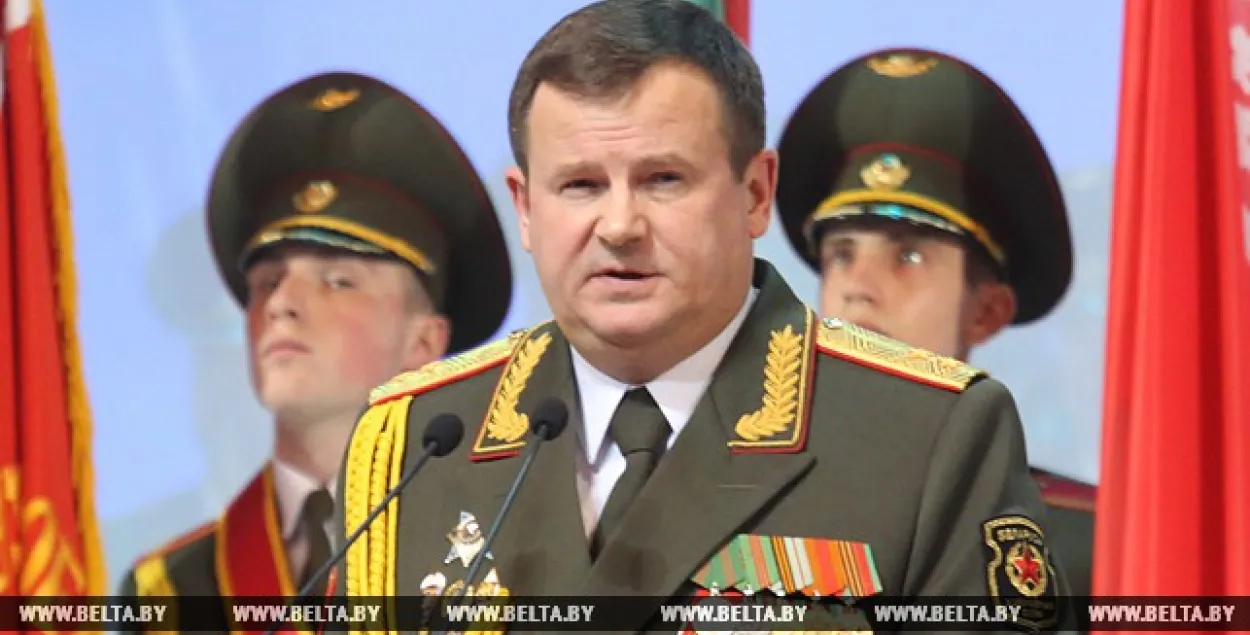 Саўмін перанакіраваў подпісы за адстаўку міністра абароны... у Мінабароны!
