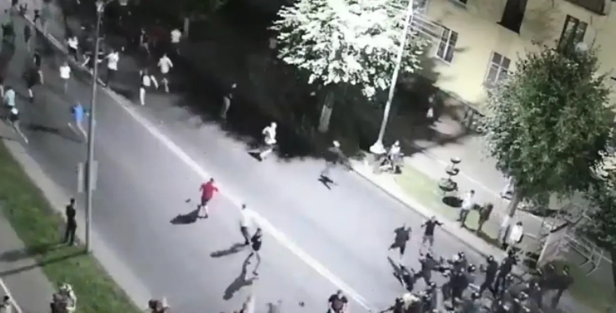 Стычка в Борисове во время разгона уличной акции протеста / Скриншот с видео МВД