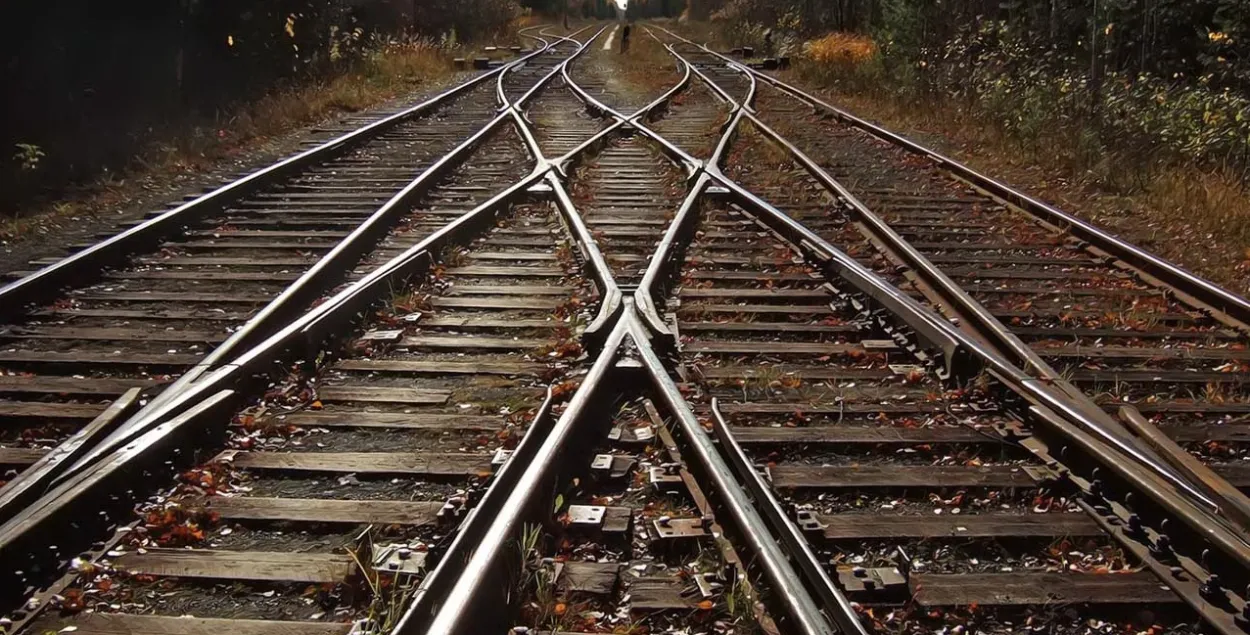 У Жабінкаўскім раёне 19-гадовы хлопец сеў на рэйкі перад цягніком і загінуў