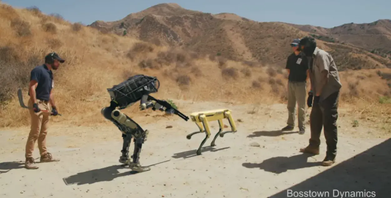 Відэа робата, які страляе па людзях і ўцякае з сабакам-робатам, выявілася фэйкам