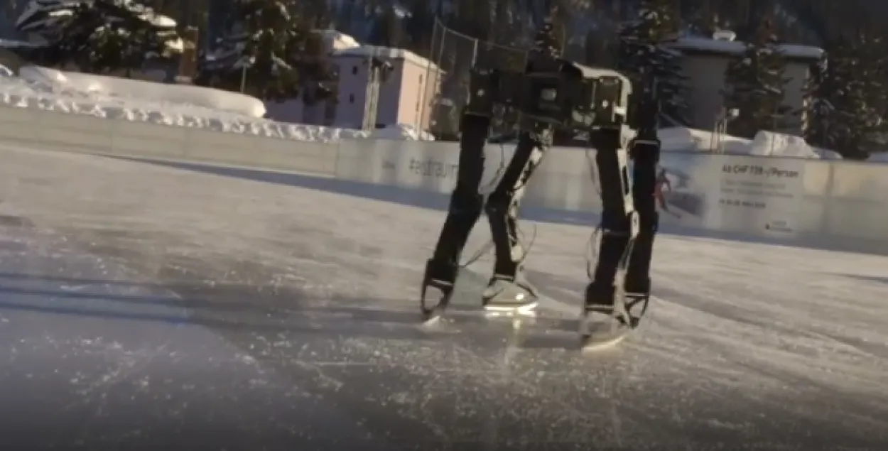 Робата навучылі катацца на каньках