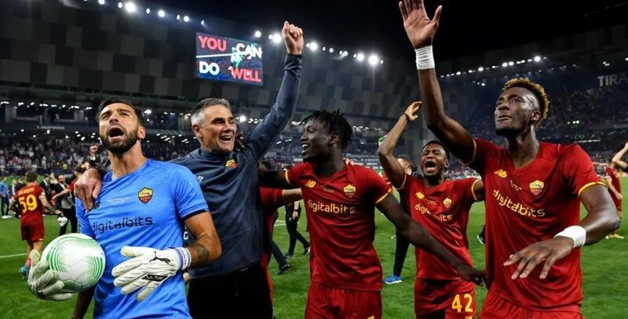 "Рома" и Жозе Моуринью празднуют победу в Лиге конференций / uefa.com