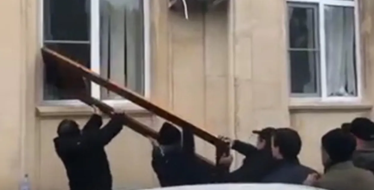 У Абхазіі натоўп узяў штурмам будынак адміністрацыі прэзідэнта