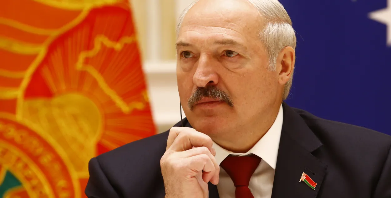 Лукашенко редко сидит в компьютере, но читает telegram-каналы и смотрит "Дождь"