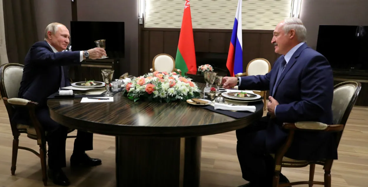 Владимир Путин и Александр Лукашенко на архивном фото Reuters.
