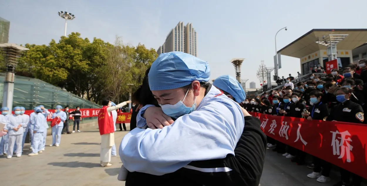 Медыкі з Уханя развітваюцца з калегамі з Цзянсу, якія дапамагалі ім у бітве з каранавірусам у правінцыі Хубэй, 19 сакавіка 2020 года / Reuters