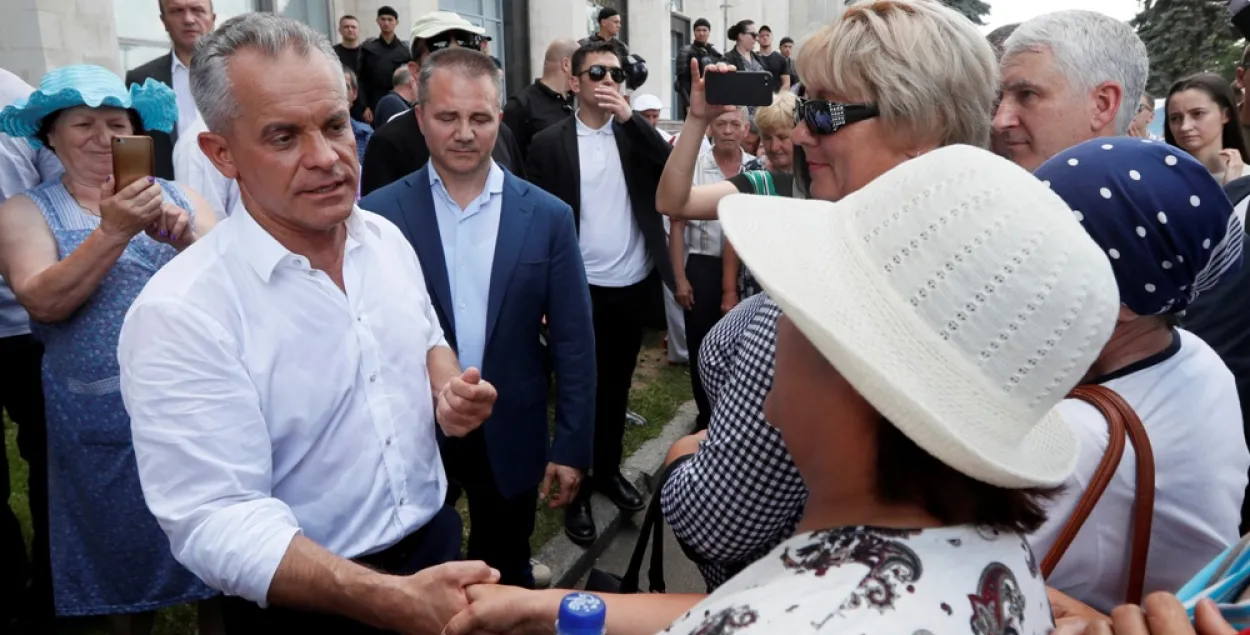 Лідар Дэмакратычнай партыі Малдовы Уладзімір Плахатнюк вітае сваіх прыхільнікаў падчас мітынгу ў Кішынёве. Малдова, 9 чэрвеня 2019 года / Reuters