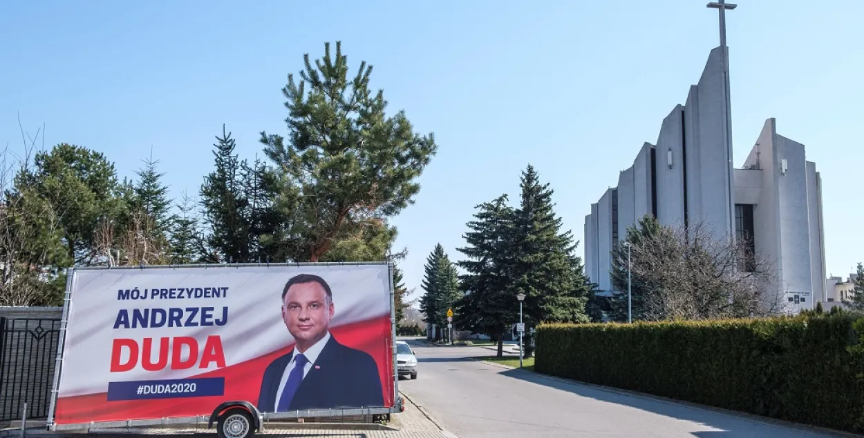 Перадвыбарчы плакат прэзідэнта Польшчы Анджэя Дуды ў Жэшуве, Польшча, 6 красавіка 2020 года / Agencja Gazeta via REUTERS​