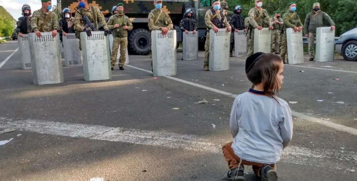 “Лежать на земле и надеяться”: интервью с хасидом на белорусской границе