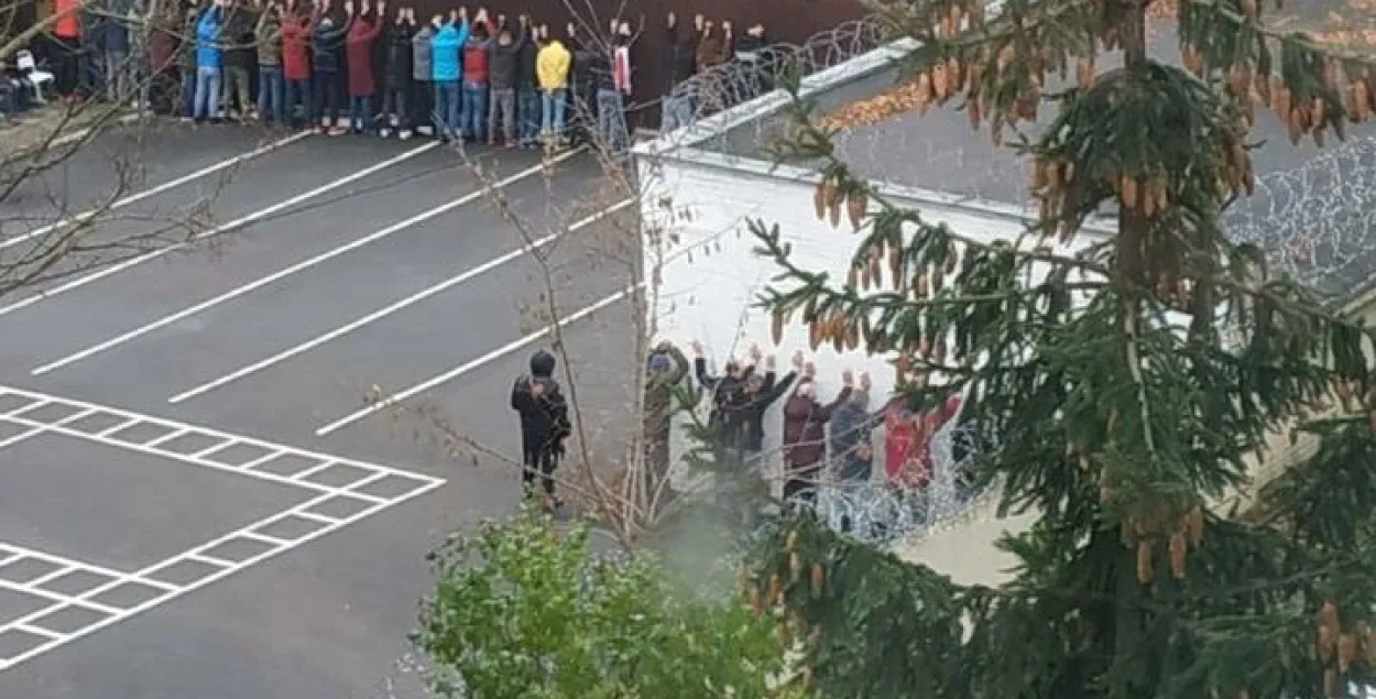 Міліцыя — пра затрыманых з паднятымі рукамі ля сцяны: даволі гуманнае стаўленне