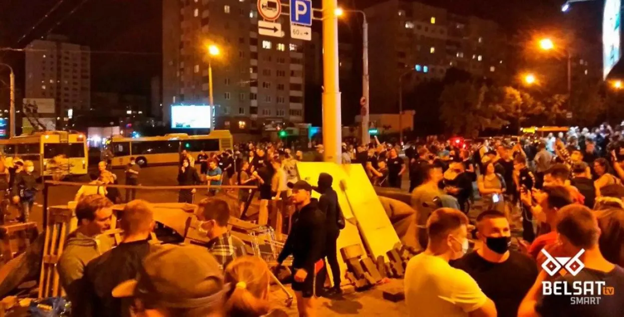 Нязгодныя з вынікамі выбараў мінчане ля ГЦ &quot;Рыга&quot; / &quot;Белсат&quot;​