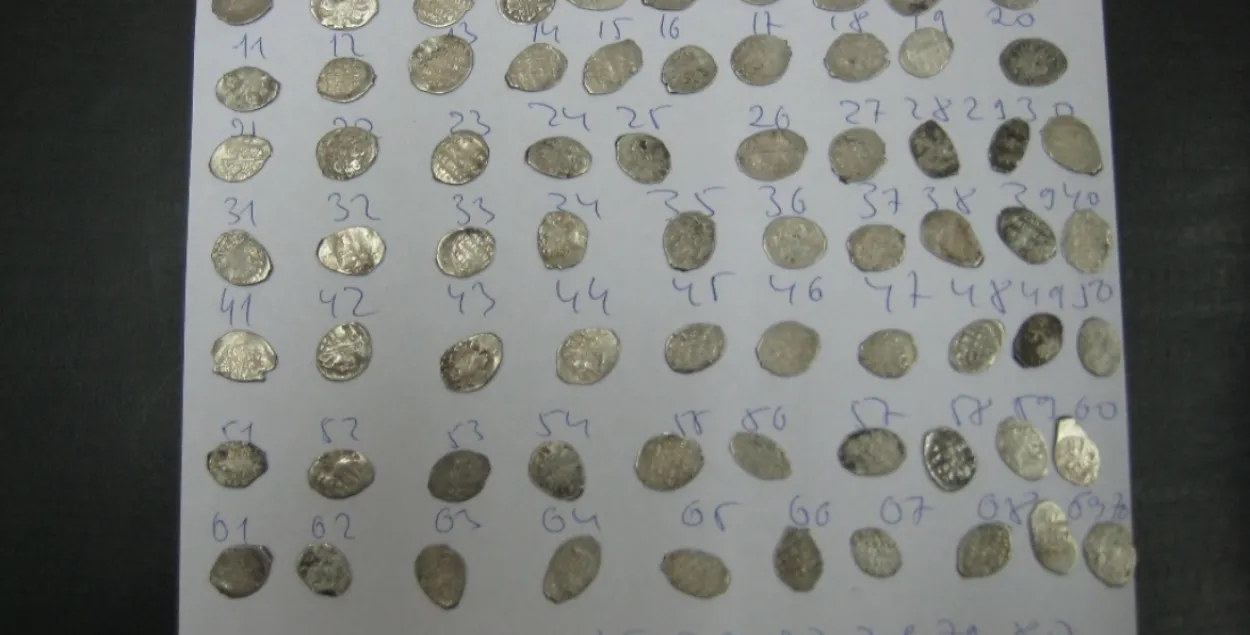 Фотафакт: беларускія мытнікі замест касметыкі ў пасылцы знайшлі 78 манет