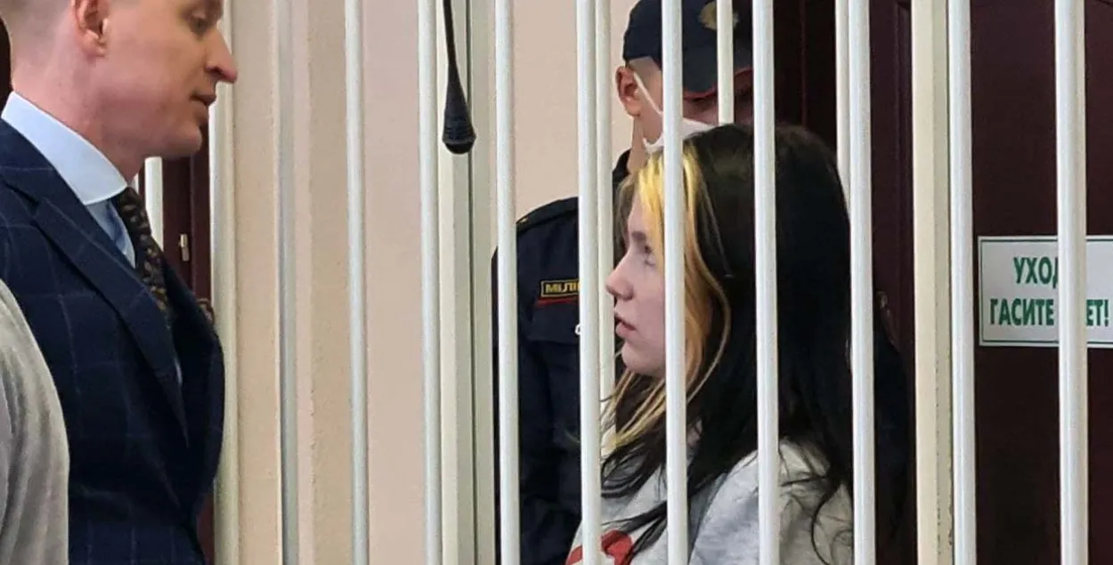 Дзяўчыне, якая размалявала шчыты амапаўцаў, далі два гады калоніі