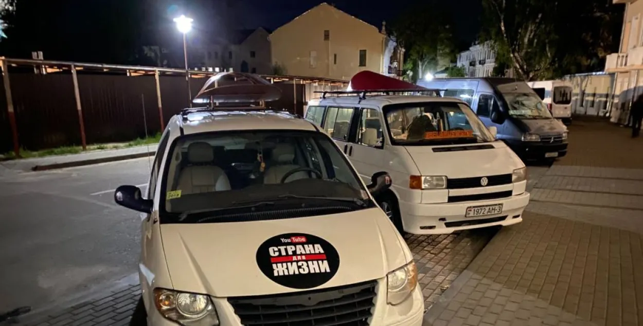 Автомобили команды Сергея Тихановского / svaboda.org