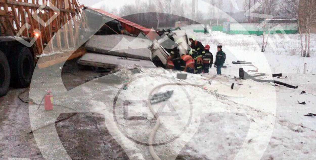 Пад Слуцкам кіроўцу грузавіка падчас ДТЗ заваліла бетоннымі плітамі