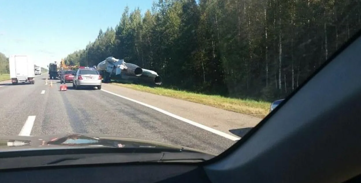 Стала вядома, як Су-27 апынуўся ў кювеце аўтатрасы ў Аршанскім раёне (фота)