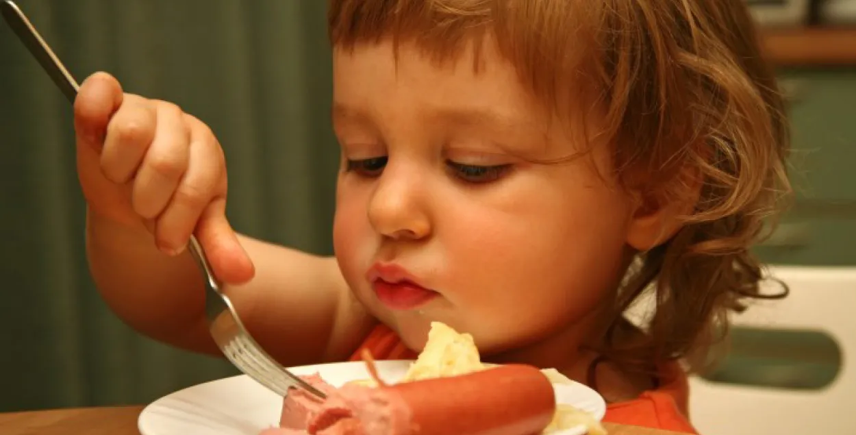 Дзяцей у садках будуць карміць сасіскамі толькі вышэйшага гатунку