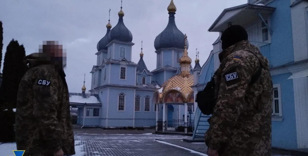 Представители украинских спецслужб на территории храма /&nbsp;@SBUkr
