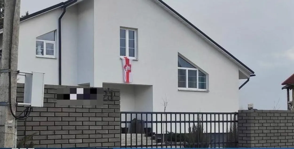 Суд Мінскага раёна за сцяг у акне адправіў на 15 сутак 72-гадовую жанчыну