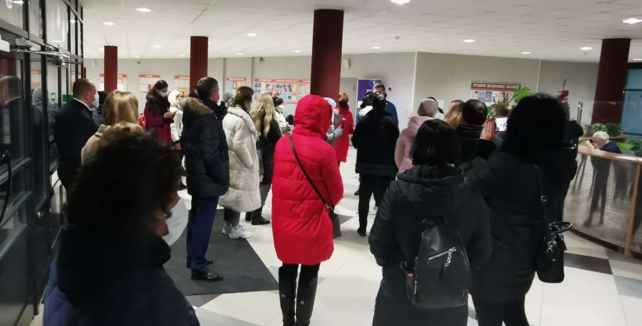 Бацькі пацярпелых школьнікаў прыйшлі даведацца, што адбылося з іх дзецьмі /&nbsp;rebenok.by